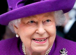 Elisabetta II, i royal look della regina immagine in evidenza