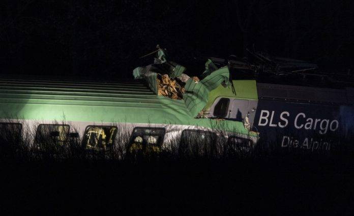 treno merci deragliato