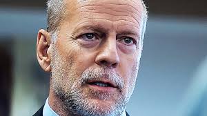 Il video di Bruce Willis mentre taglia i capelli alla figlia come “Soldato Jane”