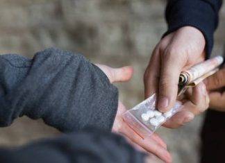 Coronavirus, nei supermercati finisce il lievito ma arriva la droga