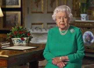La Regina Elisabetta è costretta al riposo per altre due settimane