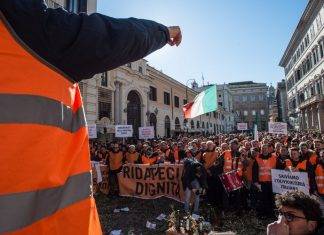 “Gilet arancioni” e Casapound in piazza a Roma contro il governo