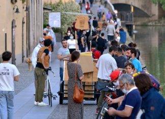 Follia a Milano, i Navigli completamente presi d’assalto