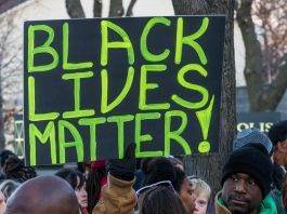 Morte dell’afroamericano soffocato da due agenti: le proteste a Minneapolis e l’indagine sui poliziotti