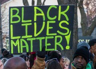 Morte dell’afroamericano soffocato da due agenti: le proteste a Minneapolis e l’indagine sui poliziotti