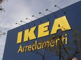 Riapre Ikea: la lunga fila davanti allo store di Anagnina