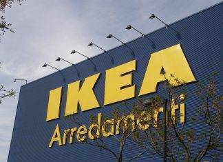 Riapre Ikea: la lunga fila davanti allo store di Anagnina