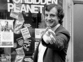 Douglas Adams e ”Guida galattica per gli autostoppisti”: oggi il Towel day