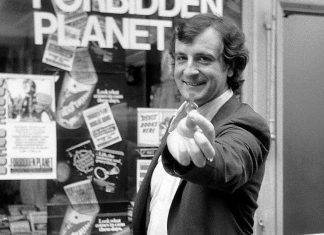 Douglas Adams e ”Guida galattica per gli autostoppisti”: oggi il Towel day