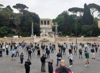 Roma, i sovranisti marciano in centro con mascherine tricolori Mascherine tricolori (Il Tempo)