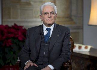 Mattarella si sfila: “Sono vecchio, tra qualche mese potrò riposarmi” Mattarella