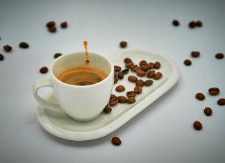 Fase 2: ordina il caffè al bar e decide di pagarlo 50 euro “E’ il minimo”