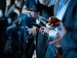 Coronavirus, i social rimuovono il video complottista “Plandemic”