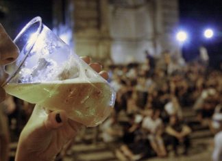 Pavia: ragazza in ospedale dopo secchiata di acqua e candeggina movida post covid