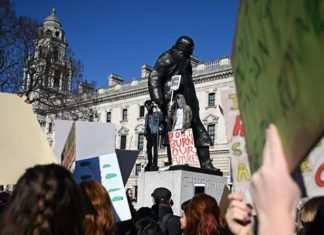 Sfregiata la statua di Churchill a Londra