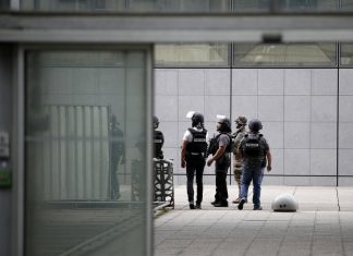 Parigi, operazione contro un uomo armato Parigi, uomo armato