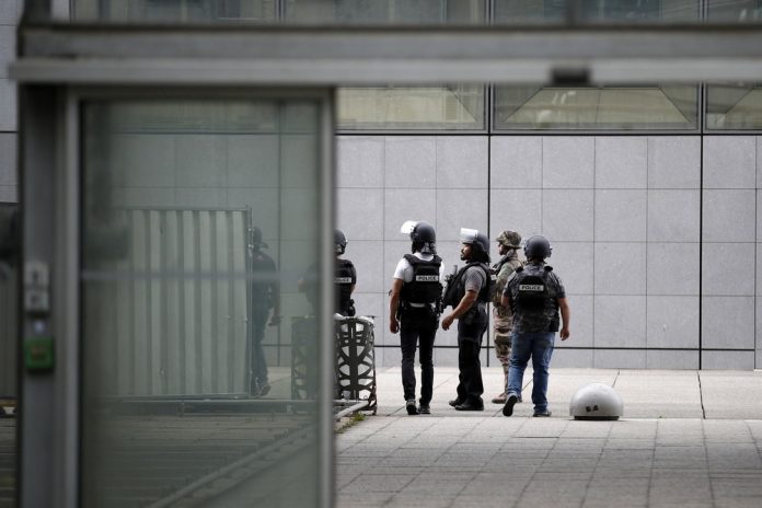 Parigi, uomo armato Parigi, uomo armato