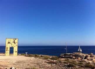 Sicilia: vaccini di massa nelle isole minori 1200px-Porta_di_Lampedusa_-_Porta_dEuropa.jpg mimmo paladino da wikipedia