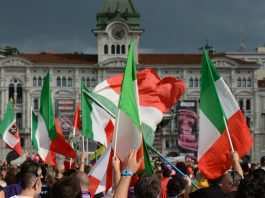 Il centrodestra in piazza a Roma: la manifestazione simbolica diventa un assembramento incontrollato