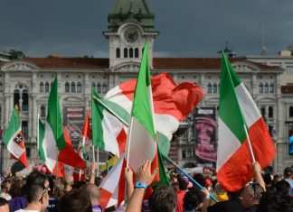Il centrodestra in piazza a Roma: la manifestazione simbolica diventa un assembramento incontrollato
