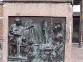 Londra rimuove la statua di un mercante di schiavi
