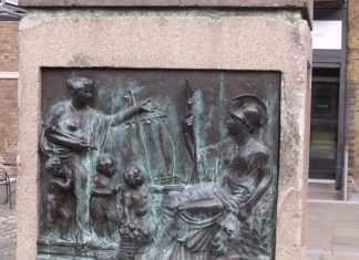 Londra rimuove la statua di un mercante di schiavi