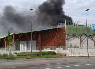 Nichelino, va a fuoco il Carrefour: evacuato l’intero centro commerciale