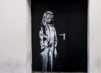 Strage Bataclan: si apre il processo, parla la madre di Valeria Solesin Bansky, Porta del Bataclan - Photo Credits: ©Leon Tanguy/MAXPPP