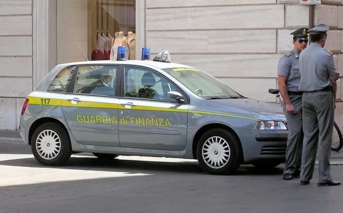 guardia di finanza guardia di finanza, fonte commons.wikimedia.org