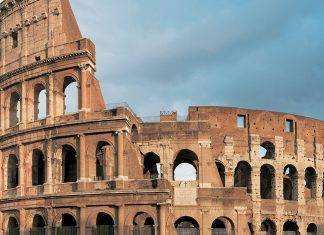 Roma, il Colosseo ha riaperto dopo tre mesi ai flussi controllati di visitatori Il Colosseo (Parcocolosseo)