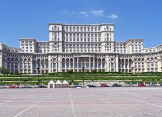 Romania: il Parlamento approva un emendamento per bandire gli studi di genere da scuole e università Palazzo del Parlamento di Bucarest