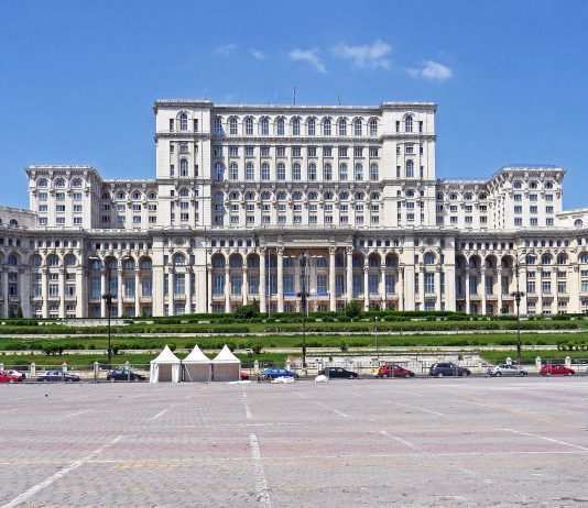 Romania: il Parlamento approva un emendamento per bandire gli studi di genere da scuole e università Palazzo del Parlamento di Bucarest