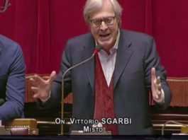 Sgarbi perde il controllo e viene espulso dal Parlamento Sgarbi in Parlamento (YouTube)