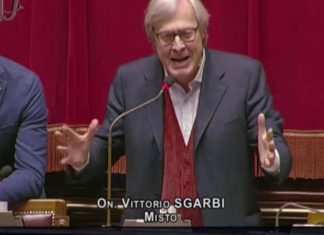 Sgarbi perde il controllo e viene espulso dal Parlamento Sgarbi in Parlamento (YouTube)