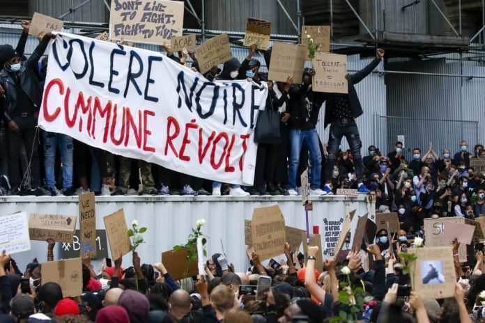 Proteste, statua di Cesare