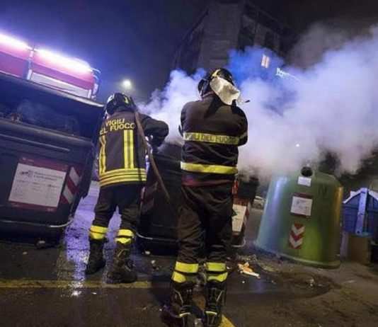 Cassonetti incendiati a Roma: salgono a 31 i contenitori Ama distrutti tra Ostia e Tuscolano