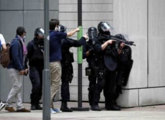 Parigi, allarme per uomo armato a La Défense, conclusa l’operazione