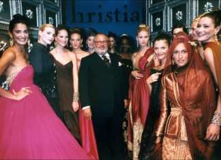 Gianfranco Ferré: l’architetto della moda gianfranco ferrè al termine di uno show - credits: web