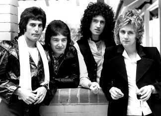 Queen, il primo concerto 50 anni fa e l’inizio della leggenda glam rock Queen - Photo Credits: twitter