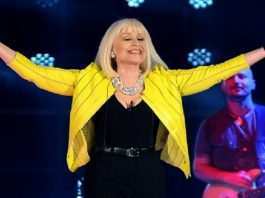 Raffaella Carrà, tutti i look della regina della tv immagine in evidenza