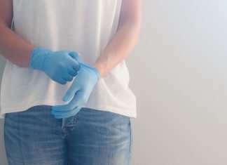 Basta guanti: aumentano il rischio di auto-contaminazione