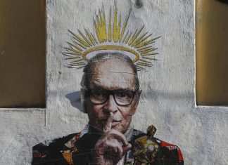 Roma, il murale di Ennio Morricone con aureola in testa e Oscar in mano