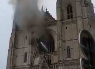 Violento incendio nella cattedrale gotica di Nantes, in Francia