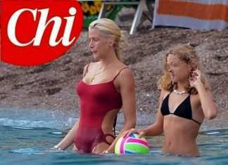 Olivia Paladino paparazzata al mare con la figlia