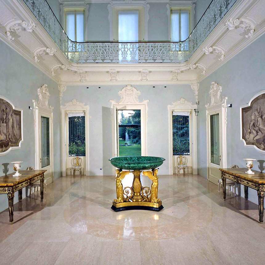Fondazione-Magnani-Rocca-LAtrio-con-la-Coppa-del-Thomire-e-gli-affreschi-staccati-di-Tiepolo