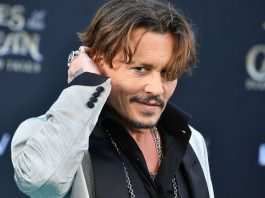 Johnny Depp in tribunale verso la resa dei conti, con la bandana di Jack Sparrow