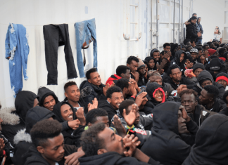 Roccella Jonica, 28 positivi tra i migranti sbarcati in Calabria Un gruppo di migranti (Agenzia Dire)