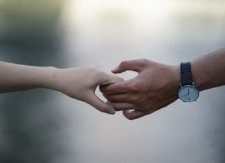 Coppie binazionali separate dal Covid-19, l’appello di “Love is not tourism”