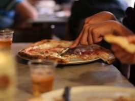 Napoli, in pizzeria da Sorbillo: 14 ragazzi intossicati, giallo sulle cause