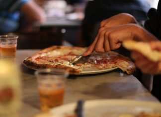 Napoli, in pizzeria da Sorbillo: 14 ragazzi intossicati, giallo sulle cause